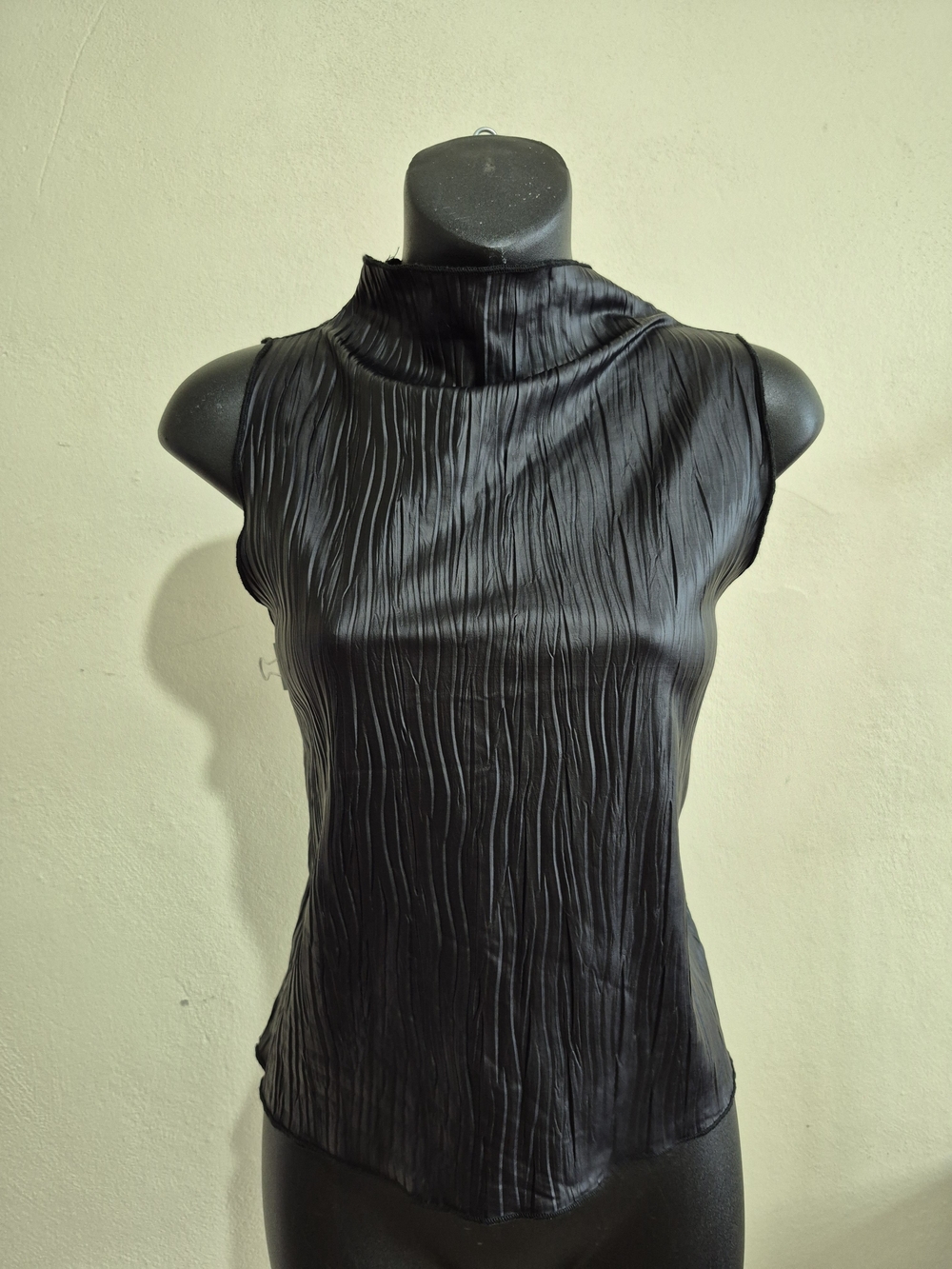 Le Lis Black Sleeveless Pleated Mock Neck Camisole Large